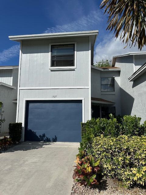 view of front facade with an attached garage and concrete driveway