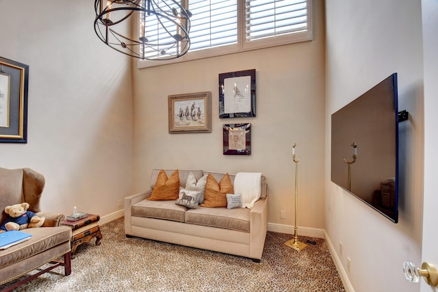 living area featuring carpet and baseboards