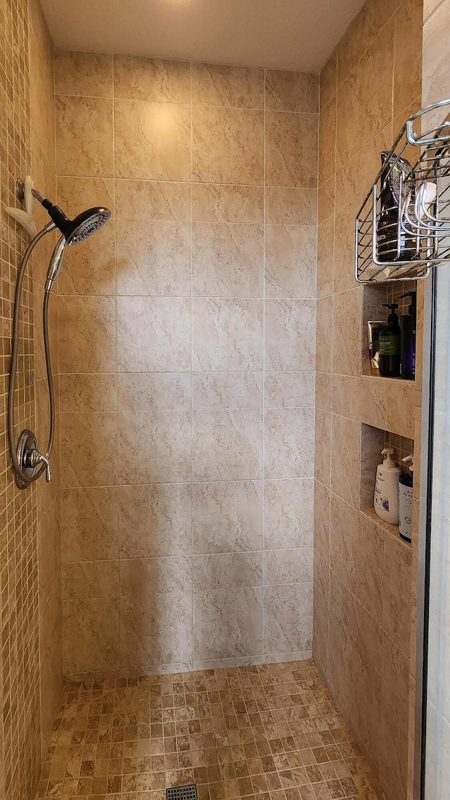 bathroom featuring a tile shower