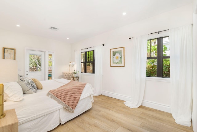 bedroom featuring light wood-style floors, baseboards, visible vents, and recessed lighting