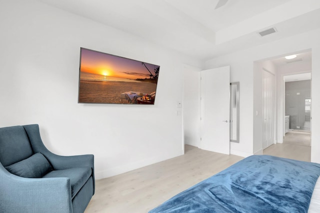 bedroom featuring light wood-type flooring, visible vents, baseboards, and a ceiling fan