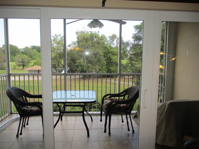 sunroom featuring ceiling fan