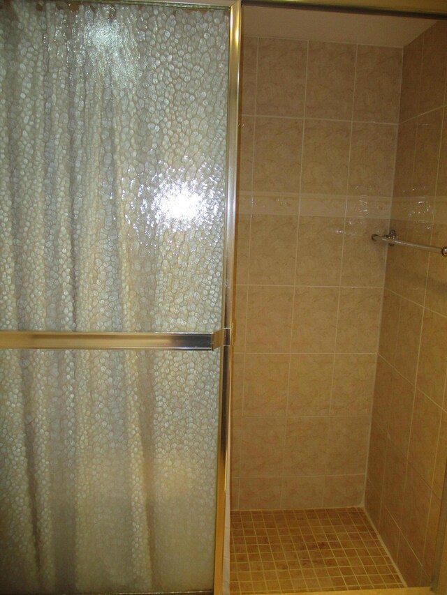 full bath with tiled shower