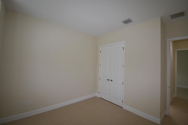 empty room with visible vents and baseboards