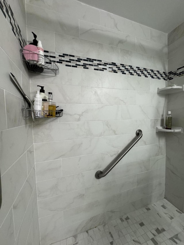 bathroom featuring tiled shower