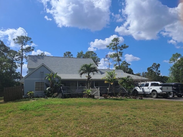 view of front of house featuring fence and a front yard