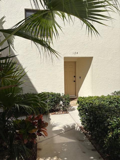 property entrance featuring stucco siding