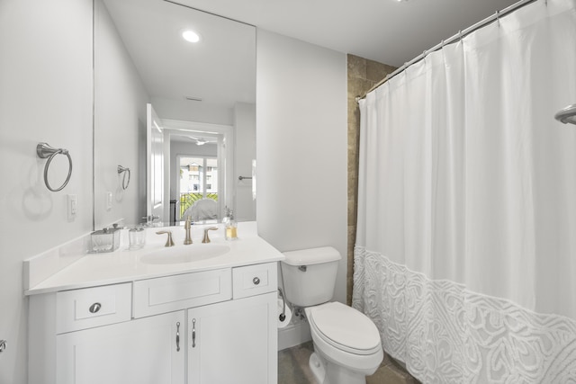 ensuite bathroom featuring recessed lighting, a shower with shower curtain, toilet, vanity, and ensuite bath