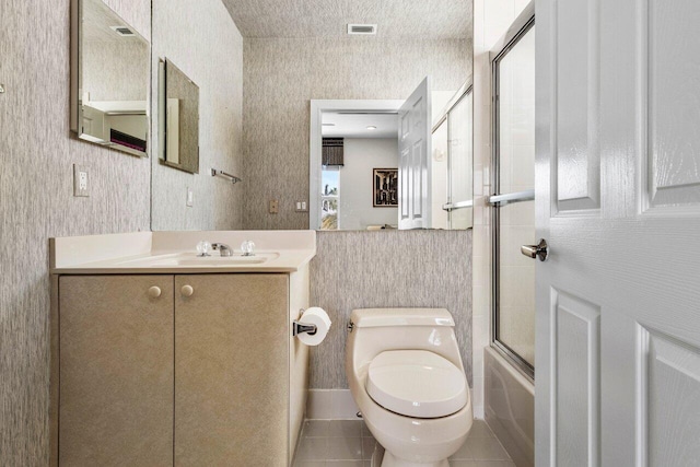 full bath with toilet, tile patterned flooring, visible vents, and wallpapered walls