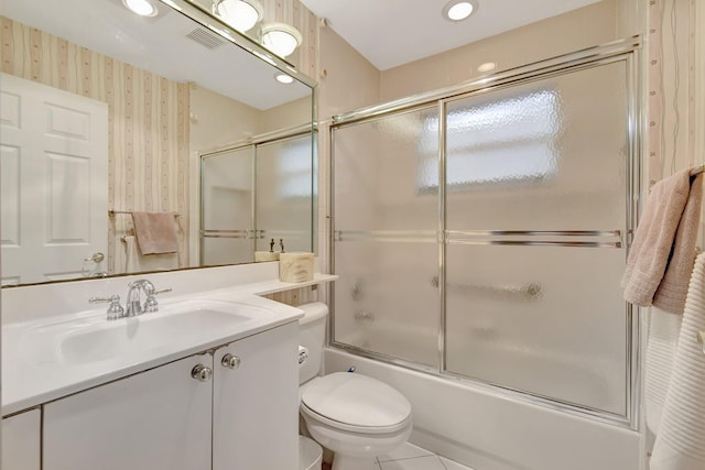 full bath with wallpapered walls, bath / shower combo with glass door, toilet, vanity, and recessed lighting