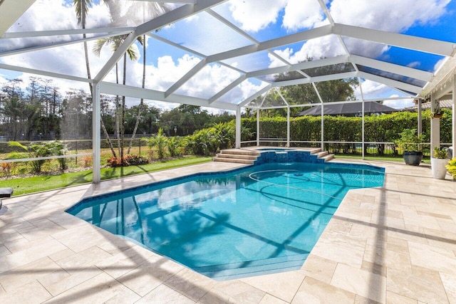 view of swimming pool with a pool with connected hot tub and a patio area