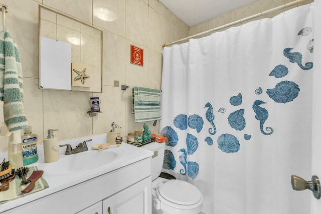 full bathroom featuring a shower with curtain, toilet, and vanity