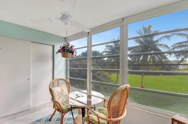 sunroom with ceiling fan