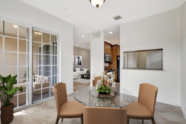 dining room with recessed lighting, visible vents, and baseboards