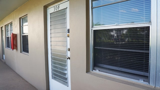 view of exterior entry featuring stucco siding