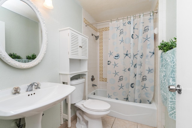 full bathroom featuring toilet, tile patterned flooring, a sink, and shower / tub combo with curtain