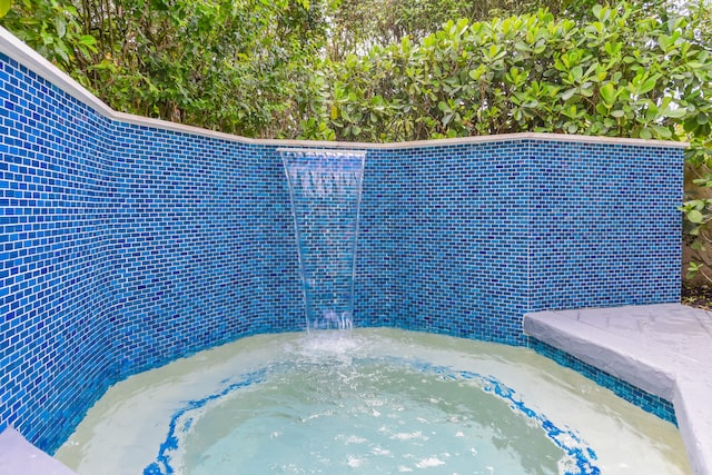 view of pool featuring a jacuzzi