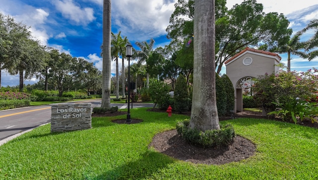 view of home's community featuring a yard