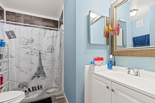 full bath featuring toilet, vanity, visible vents, and a shower with curtain