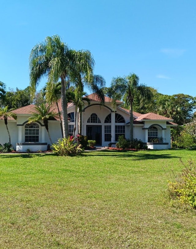 view of front facade featuring a front lawn and stucco siding