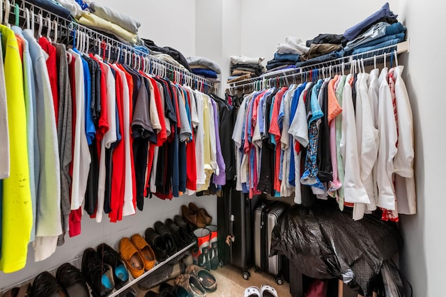 walk in closet featuring carpet