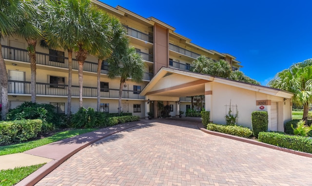 1001 Seafarer Cir Unit 102, Jupiter, FL 33477 - view of property featuring decorative driveway