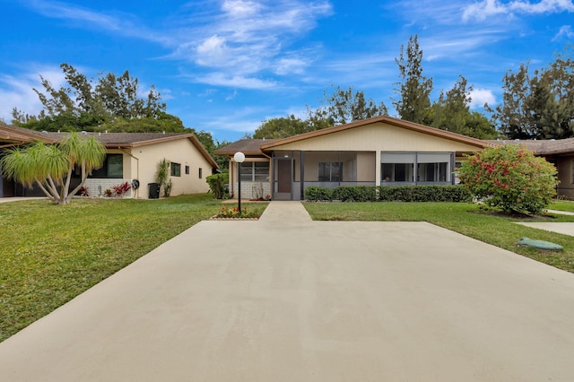 ranch-style house featuring a front yard