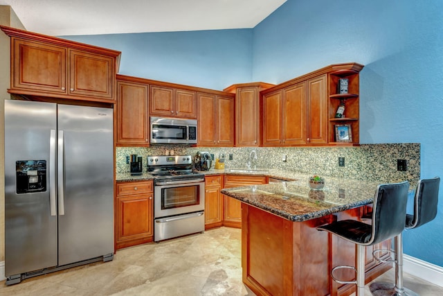 kitchen featuring a sink, a peninsula, open shelves, stainless steel appliances, and tasteful backsplash