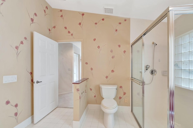 full bath featuring baseboards, visible vents, toilet, tile patterned flooring, and a shower stall