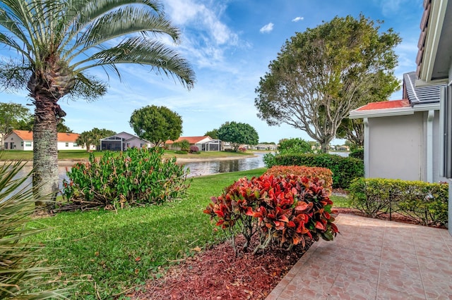 view of yard featuring a water view