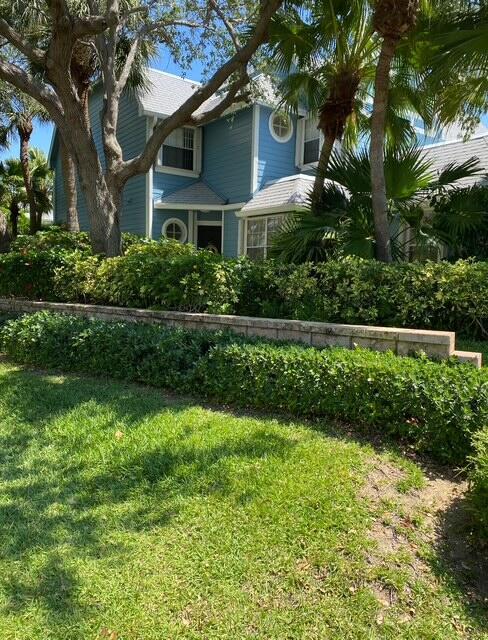 view of front of house featuring a front yard