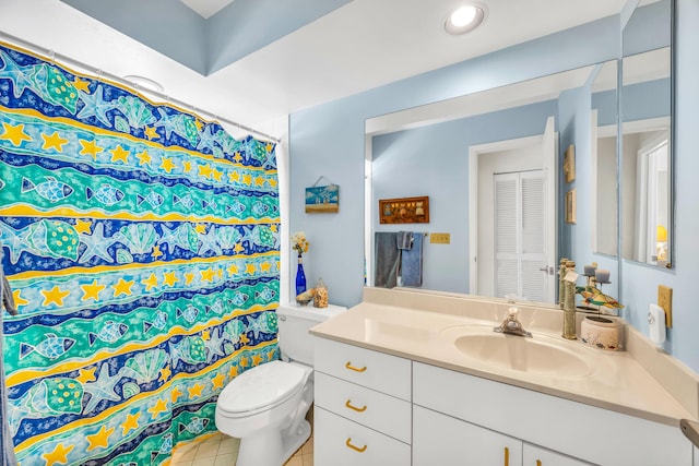 full bath featuring tile patterned flooring, toilet, recessed lighting, vanity, and a shower with curtain