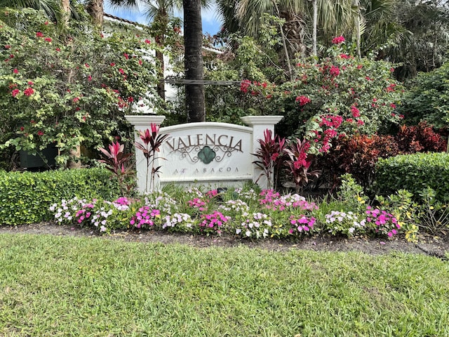 community / neighborhood sign featuring a yard