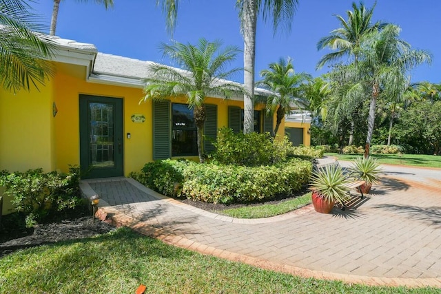 view of exterior entry with stucco siding