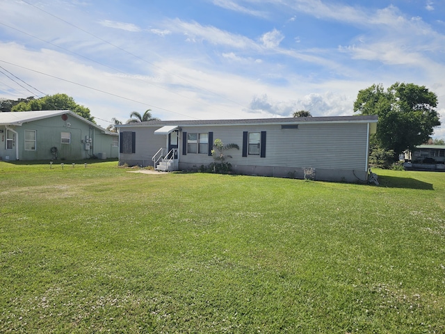 view of front of property featuring entry steps and a front lawn