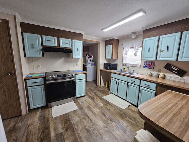 kitchen with electric stove, dark wood-type flooring, under cabinet range hood, black microwave, and a sink