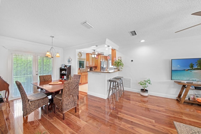 dining space with visible vents, baseboards, and ornamental molding