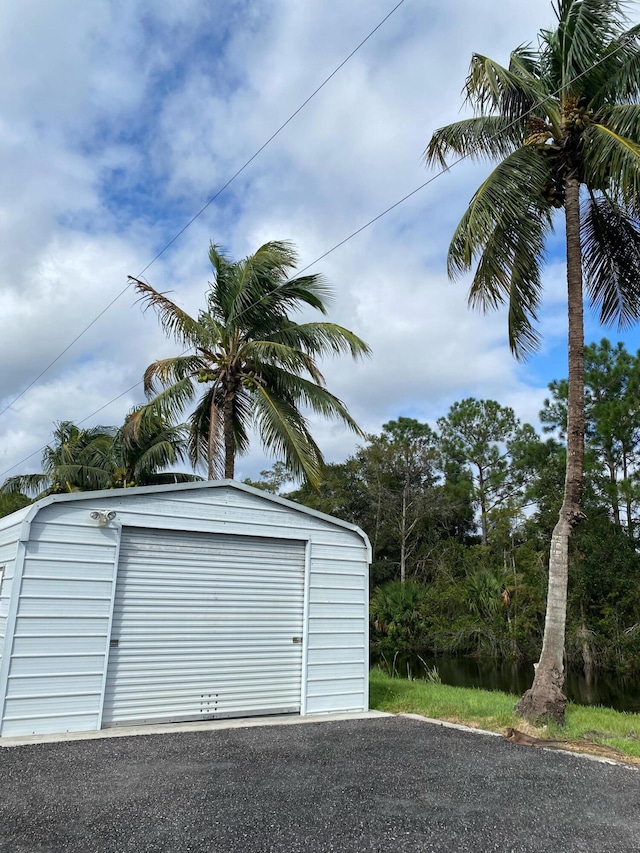 detached garage with driveway