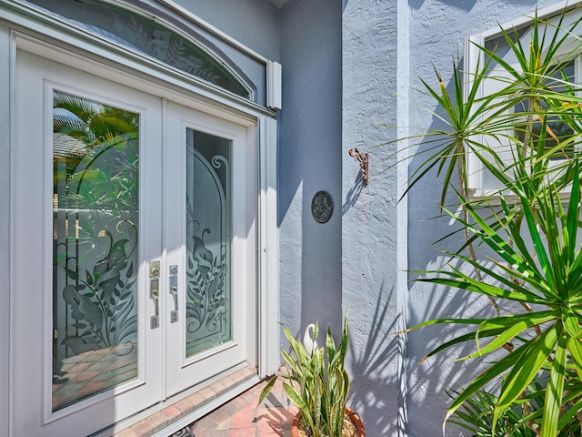 view of exterior entry with stucco siding