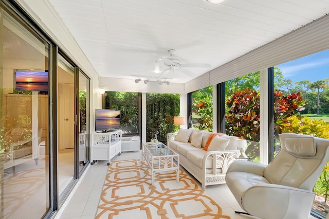 sunroom / solarium featuring a ceiling fan