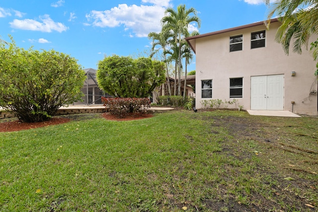 view of yard with a lanai