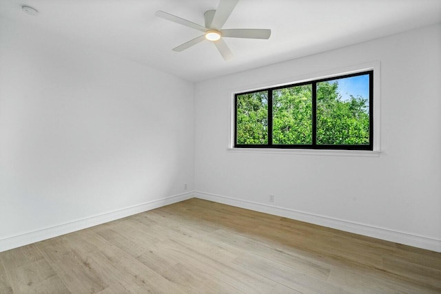 unfurnished room featuring light wood-style flooring, a ceiling fan, and baseboards