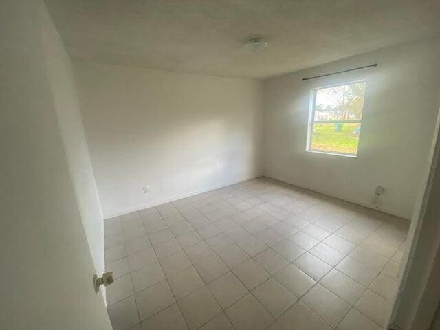 empty room featuring light tile patterned flooring