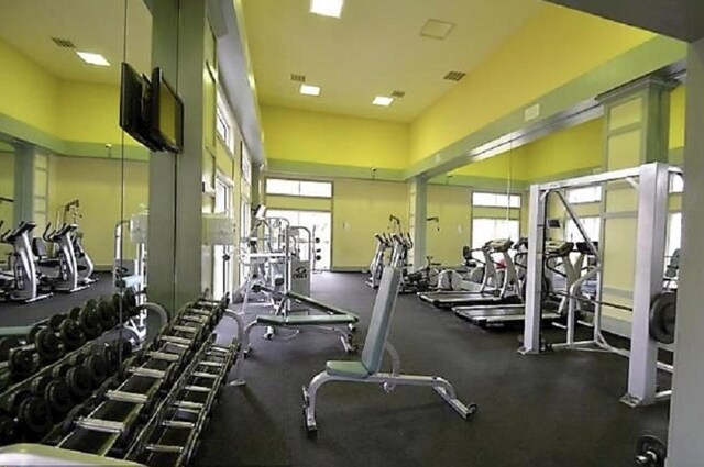 exercise room featuring visible vents