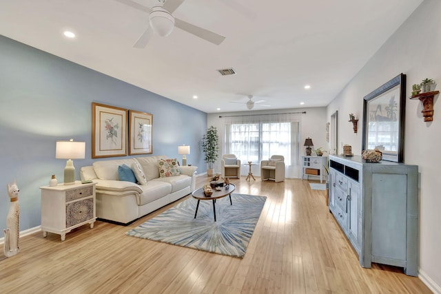 living room with light wood finished floors, baseboards, visible vents, ceiling fan, and recessed lighting