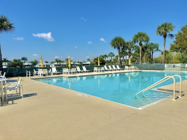 413 European Ln, Fort Pierce, FL 34982 - community pool featuring a patio and fence