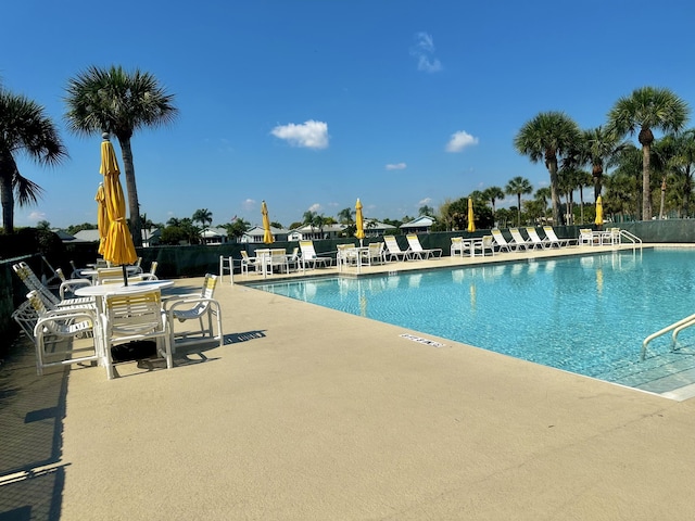 413 European Ln, Fort Pierce, FL 34982 - community pool featuring fence and a patio area