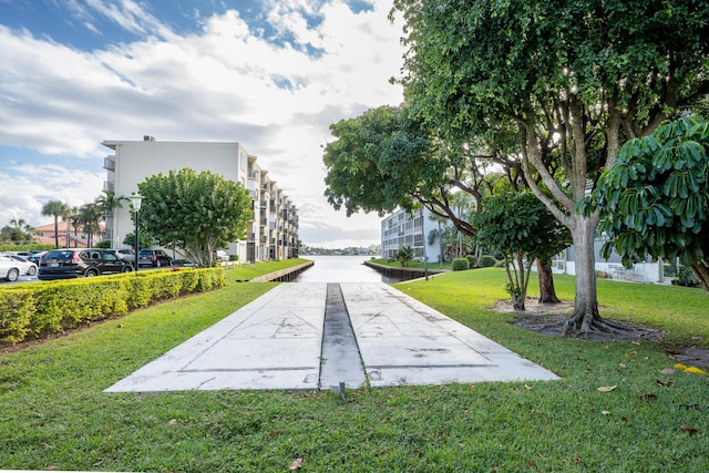 view of property's community featuring a lawn