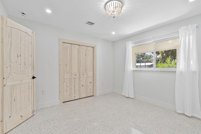 unfurnished bedroom featuring baseboards, a closet, visible vents, and recessed lighting