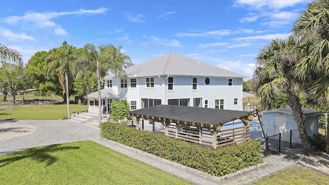 view of front of property featuring a front yard and driveway